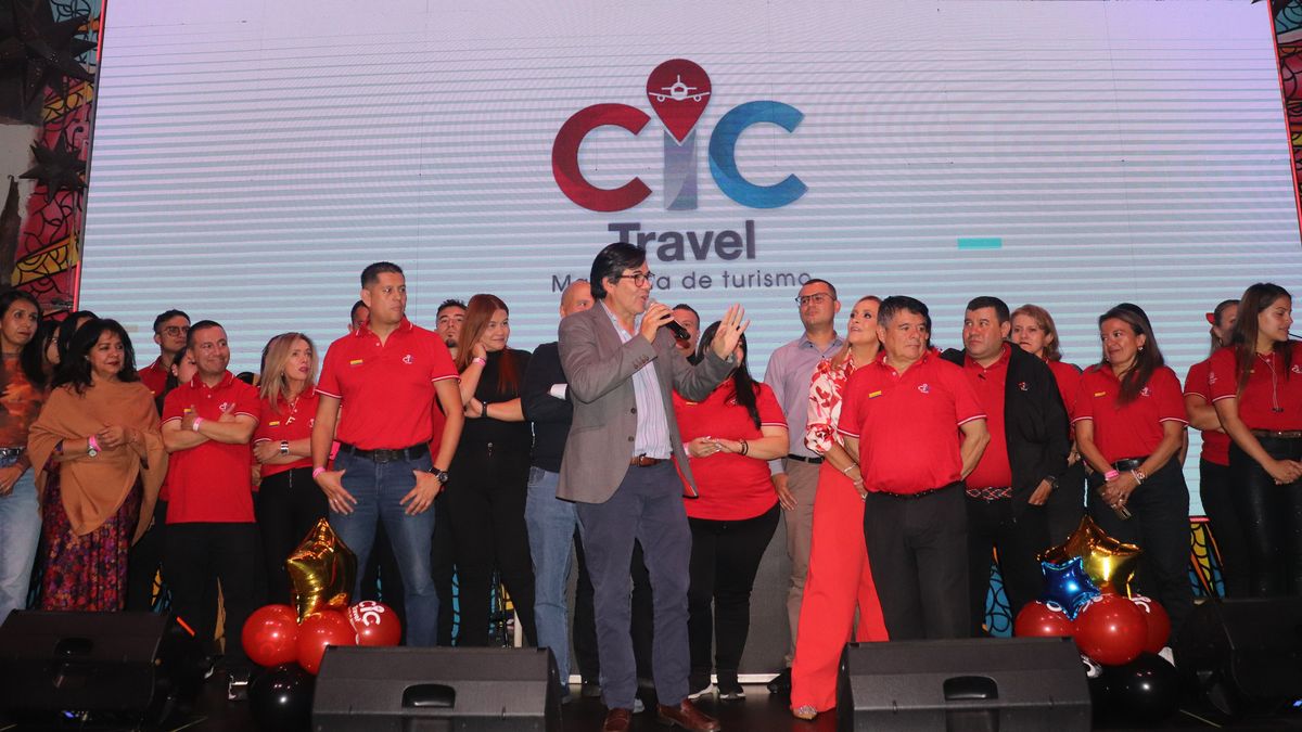 Andrés Rincón, CEO de CIC Travel, junto al equipo regional de la mayorista.