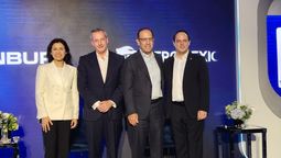 Directivos de Mastercard, Aeroméxico e Inbursa, durante la presentación de la nueva tarjeta de crédito en co-branding.