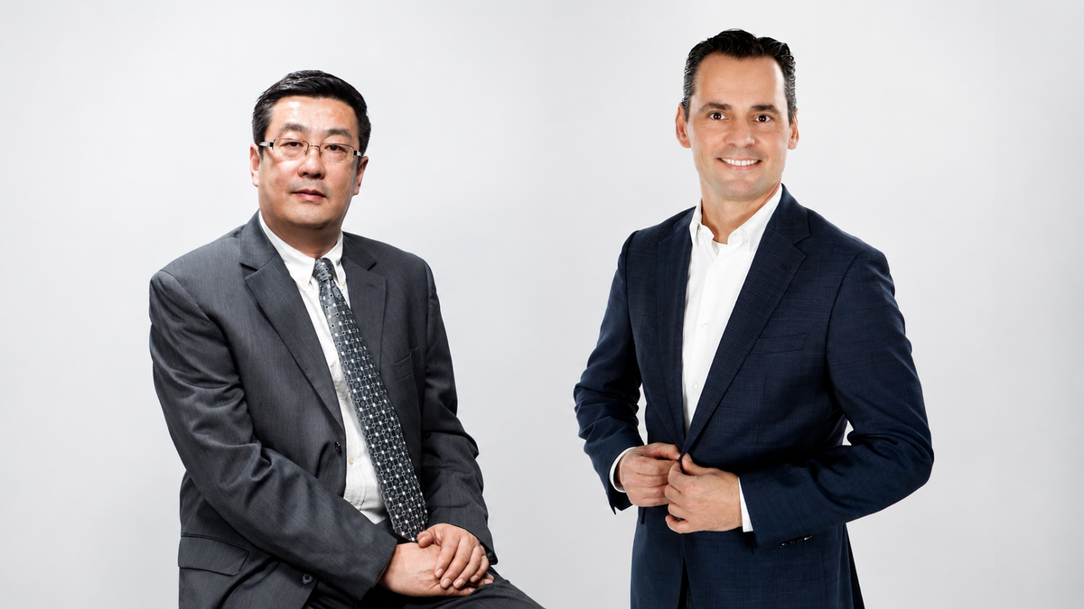 El CEO de DerbySoft, Ted Zhang (izquierda) y el consejero delegado de Juniper Group, Jaime Sastre (derecha)