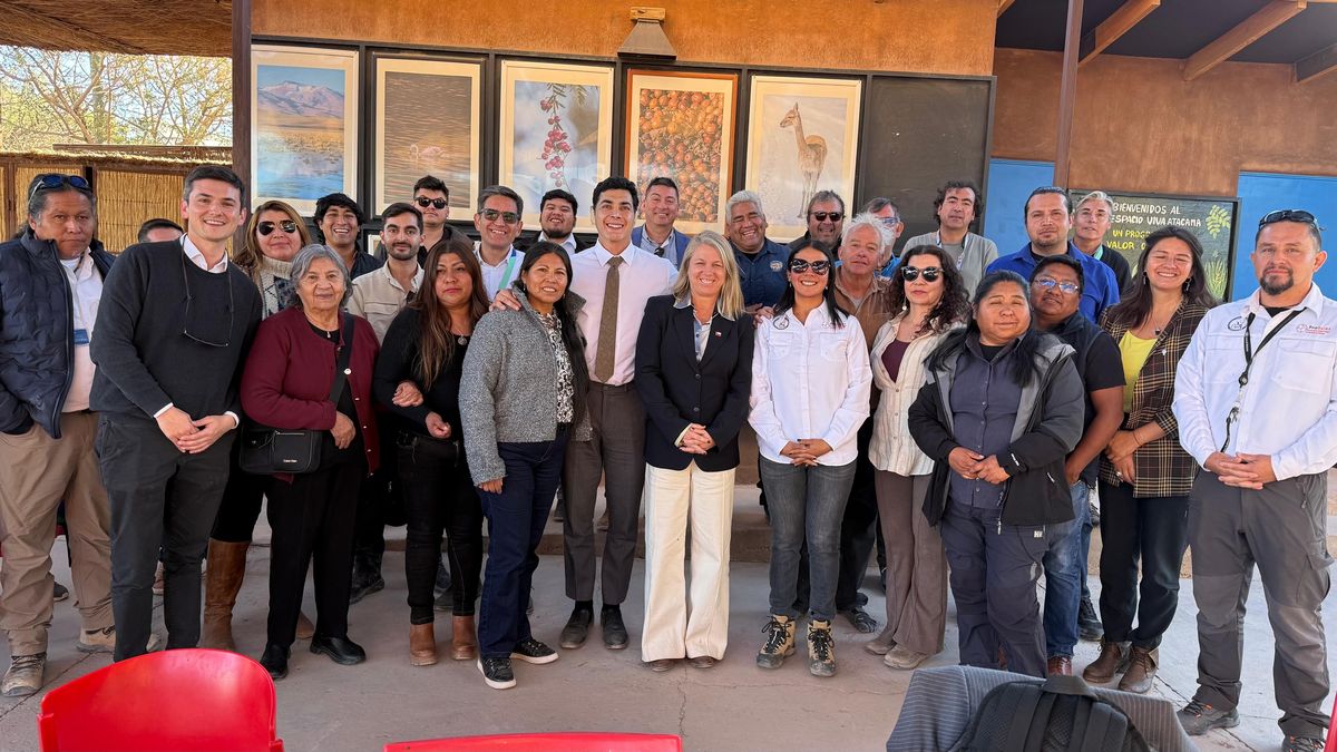 Subsecretaria de Turismo, María Paz Lagos, junto a representantes turísticos de San Pedro de Atacama y de la Región de Antofagasta. 