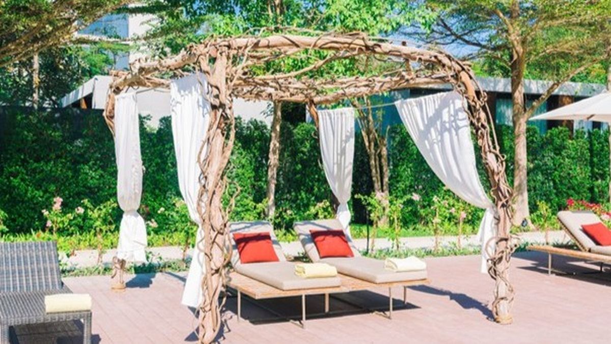 Las pérgolas son muy apreciadas por su capacidad para crear un espacio cubierto de bienestar en el jardín. Son el lugar ideal para disfrutar del aire libre, ya sea en verano o invierno, lo que supone una ventaja considerable para su uso durante todo el año. También es un espacio perfecto para compartir si tienes invitados en casa, no importa la temporada.