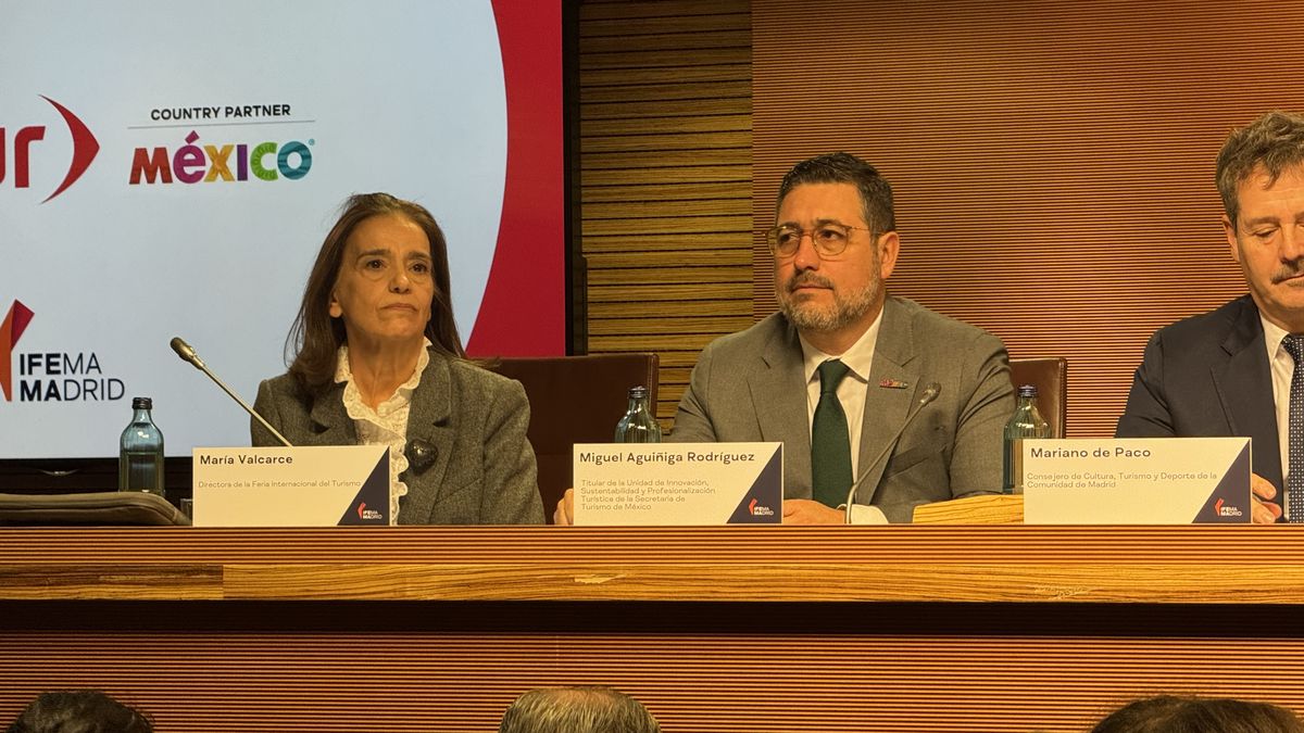 Maria Valcarce, directora de Fitur, junto a representantes de M&eacute;xico, pa&iacute;s socio de la feria en 2026.
