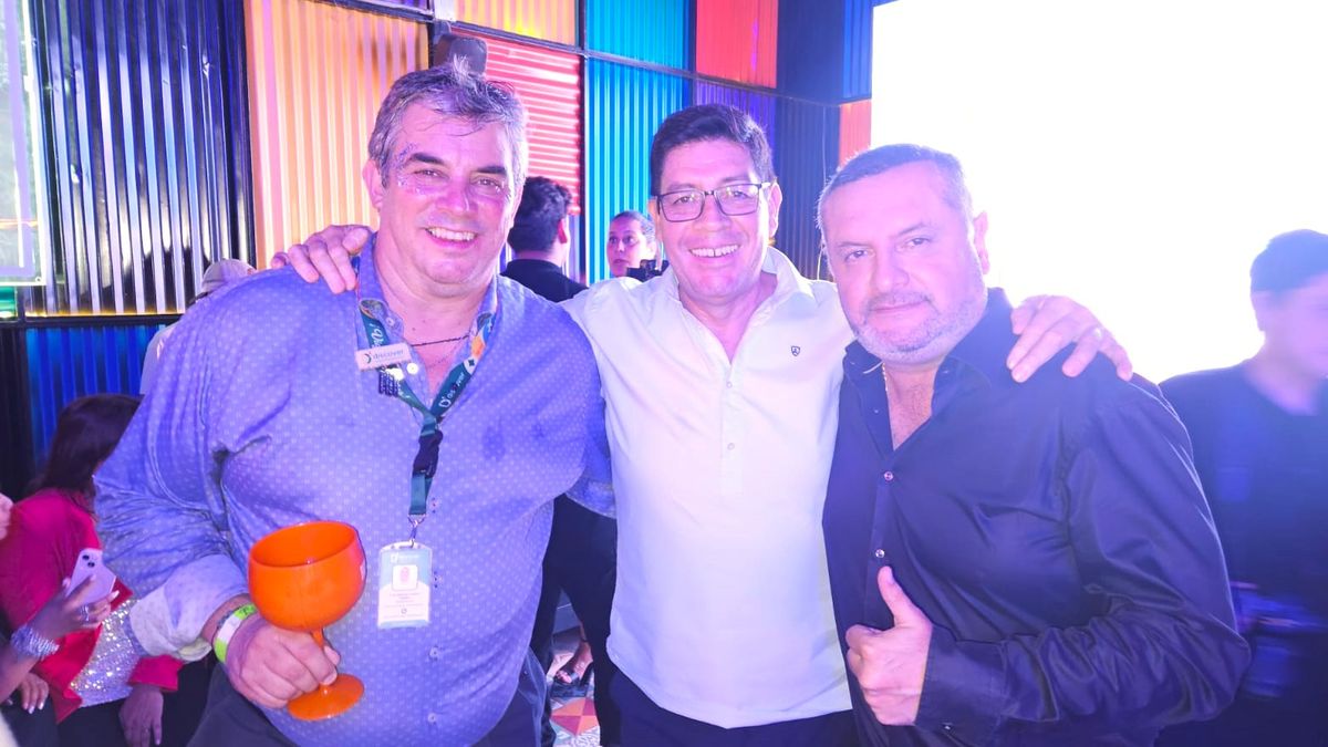 Luis Ignacio García y el equipo de Maxitravel: Jose Luis Egas y Fidel Murgueytio.