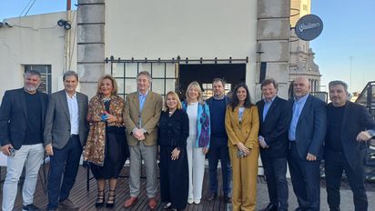 El equipo de Ladevi y autoridades de Aviabue, la CAT y el Ente de Turismo de Buenos Aires le dieron la bienvenida a la comitiva de la Metro.