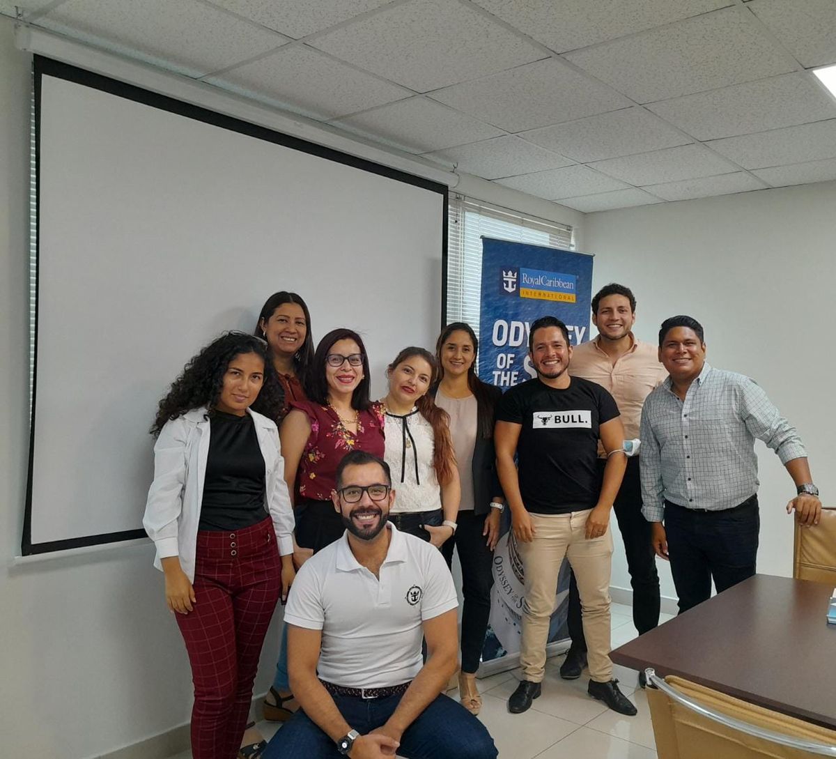 Jean Malavé (Royal Caribbean Ecuador) junto a los asistentes de uno de los talleres de ventas en Guayaquil. - Ladevi Medios y Soluciones Jean Malavé (Royal Caribbean Ecuador) junto a los asistentes de uno de los talleres de ventas en Guayaquil.