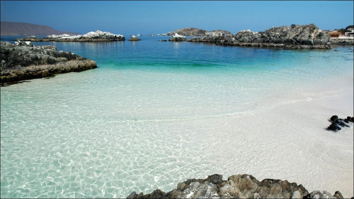 Bahía Inglesa es famosa por su arena clara y aguas turquesa, siendo uno de los destinos más visitados del norte durante el verano.