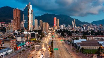 La vida nocturna de Bogotá ofrece experiencias únicas llenas de cultura gastronomía y diversión bajo un cielo estrellado.