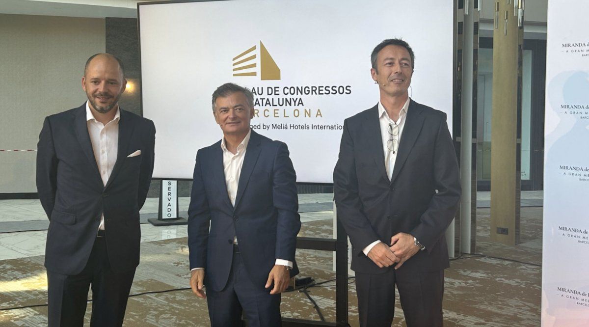 Alberto Lalinde, director de operaciones en Catalunya, Baleares y Levante de Melia, Manuel Muster, de Tyruss capital y Ramon Vidal Castro, director general del complejo y del hotel.