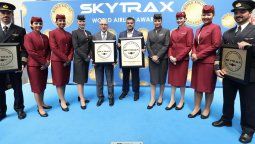 Directivos de Qatar Airways recogiendo los galardones de Skytrax 2023 World Airline Awards.