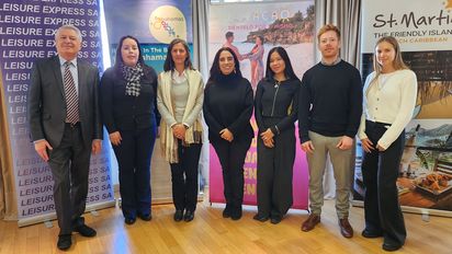 Claudio Fernández, presidente de Leisure Express (izq), junto a los expositores de Caribbean Update 2025.