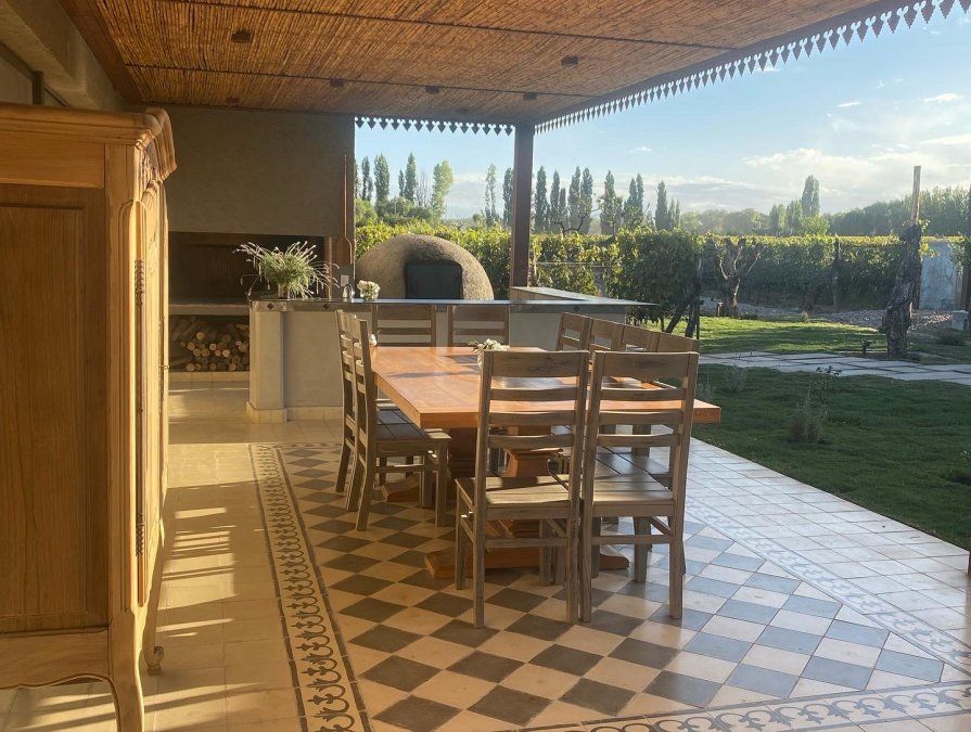 “Nuestra propuesta se trata de una cocina viva que prioriza los productos de estación en Mendoza. Las preparaciones están a cargo de nuestra chef, Patricia Courtois”, explican desde 5 Suelos. “Nuestra propuesta se trata de una cocina viva que prioriza los productos de estación en Mendoza. Las preparaciones están a cargo de nuestra chef, Patricia Courtois”, explican desde 5 Suelos.