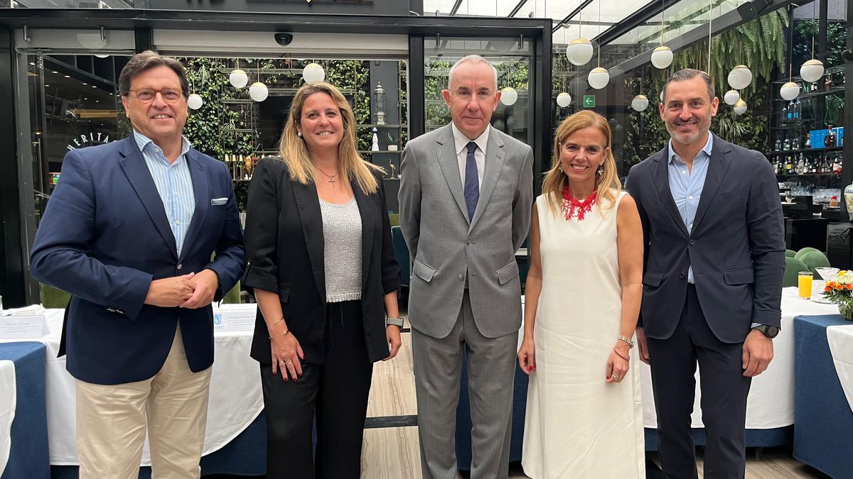 Antonio Castaño, Angie Moreno, Fernando Villalba, delegado consejero de Turismo en la Embajada de España; Almudena Vaíllo y Héctor Coronel, durante el desayuno-presentación convocado por Sales Internacional.