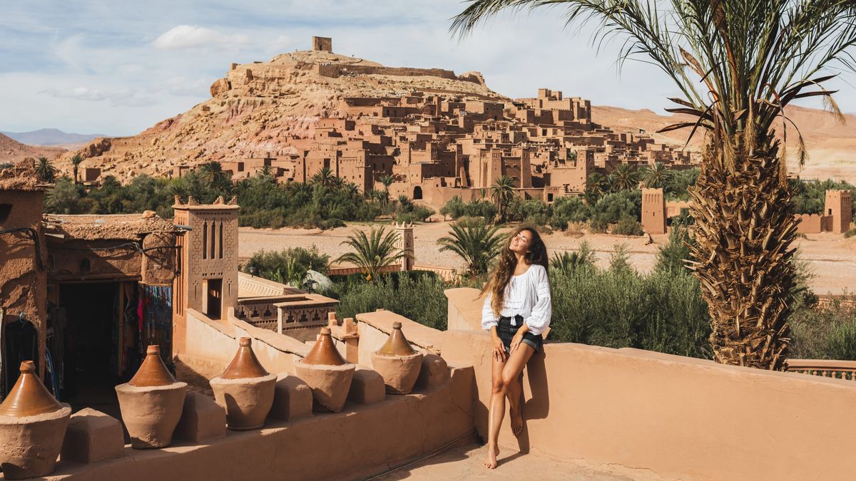 Marruecos combina ciudades históricas, paisajes desérticos y tradiciones milenarias que lo convierten en un destino imperdible para los viajeros que buscan cultura y experiencias auténticas.