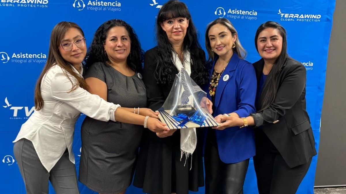 Teresa Hernández, presidenta de Confetur, junto al equipo de Terrawind encabezado por Karen Florez.