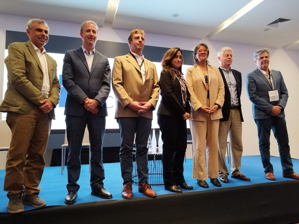El panel de expertos del Congreso de Hoteleros de Chile junto al alcalde de Iquique