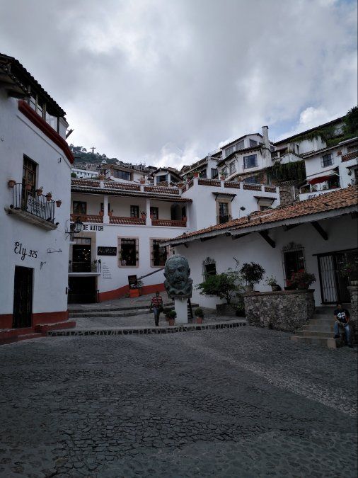 En Taxco la arquitectura colonial, los techos de teja y la platería son el sello de una magia que sobrevive en cada calle.