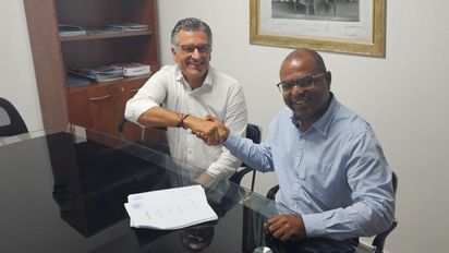 Bernardo Roig, director de Welcome Incoming Services, y Juan Mota, general manager de DomeX DMC, tras la firma del acuerdo.