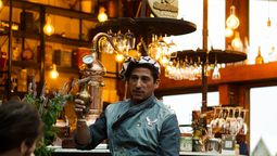 Federico Gil es el bartender que protagoniza el cortometraje del Bar Pionero del Hotel Las Torres Patagonia.