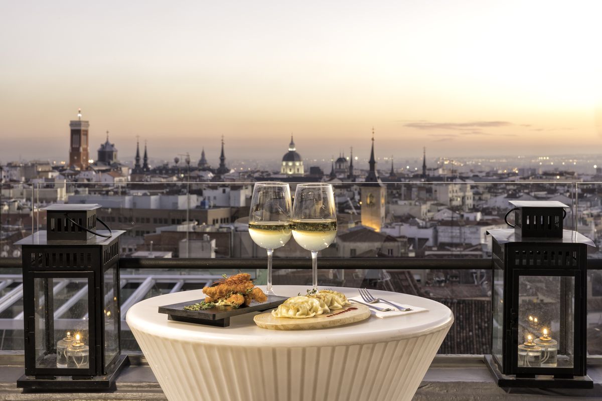 Madrid atrapa con su propuesta gastronómica de gran nivel y numerosos restaurantes, terrazas, bares y rooftops.