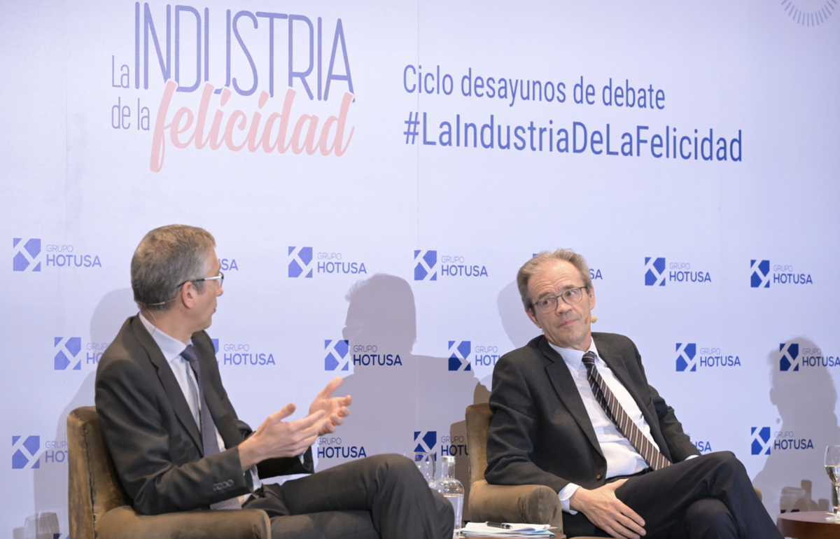 Jordi Gual, economista y expresidente de CaixaBank, y Pablo Hernández de Cos, exgobernador del Banco de España.