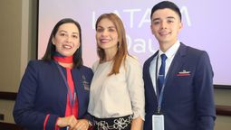 Erika Zarante, CEO de Latam Airlines Colombia, junto a colaboradores de la compañía durante el encuentro con medios de comunicación, donde se presentó el balance del primer semestre de 2026.