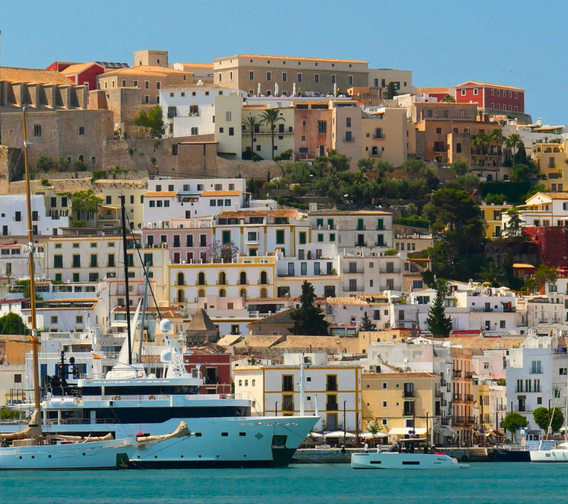 Vista del casco antiguo de la ciudad de Ibiza, donde tendrá lugar el ACAVE Travel Market