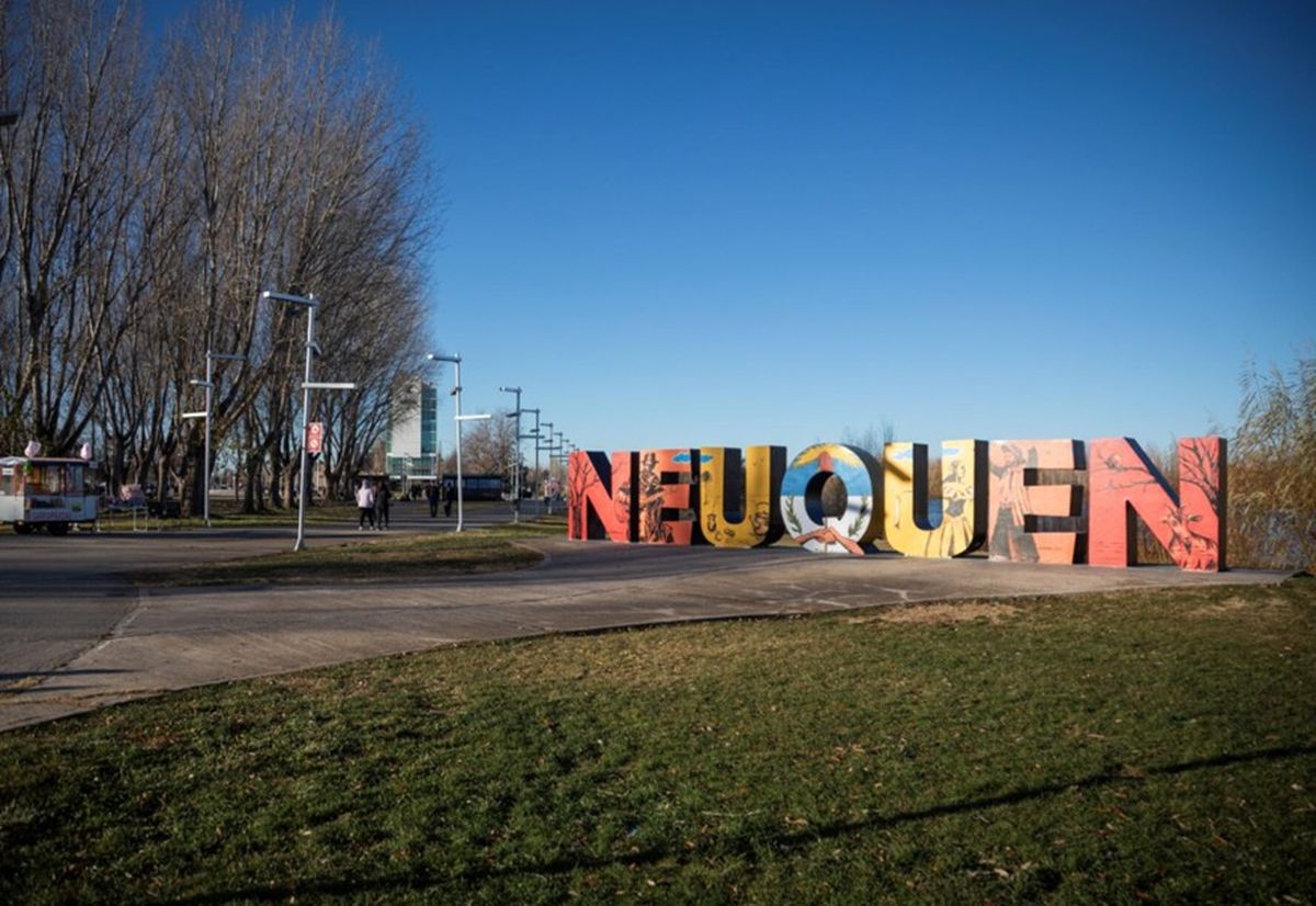 El nuevo vuelo Santiago–Neuquén permitirá descubrir los paisajes de la Patagonia norte argentina.