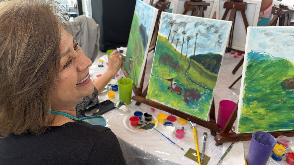 Asistentes a evento de Mis Destinos participaron en una actividad con pintura.