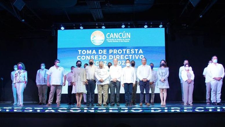 Cancún: Jesús Almaguer y Miguel Torruco Marques, junto a Carlos Joaquín González&nbsp; y el Consejo Directivo 2022-2025 de la Asociación de Hoteles de Cancún, Puerto Morelos e Isla Mujeres.