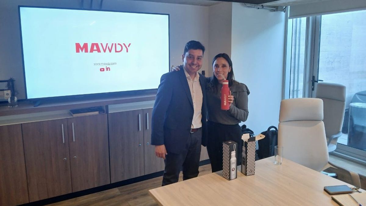 Pablo Muñoz junto a Denisse Brunet, de Viajes El Corte Inglés. Pablo Muñoz junto a Denisse Brunet, de Viajes El Corte Inglés.