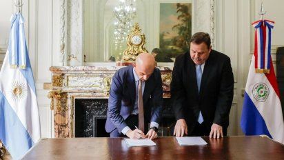 Franco Mogetta, secretario de Transporte de la Nación, por Argentina, firma del Memorando con Nelson Mendoza, presidente de la Dirección Nacional de Aeronáutica Civil (DINAC), por Paraguay.