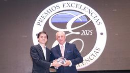 Rodrigo Acosta recibió el Premio a la Excelencia Turística otorgado de manera póstuma a su padre Ricardo Acosta.