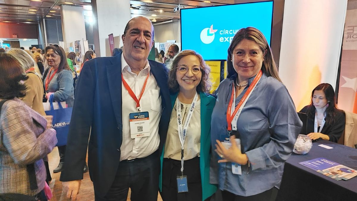 Andres Azuaga de Ladevi junto a representantes de Expan Tours. 