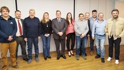 Sergio Herrero, secretario de Turismo de Bariloche y presidente del Emprotur (al centro) junto a la comitiva de Bariloche en Santiago. 
