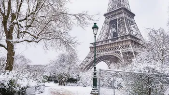 Las nevadas en París complican la operativa de vuelos y trenes.