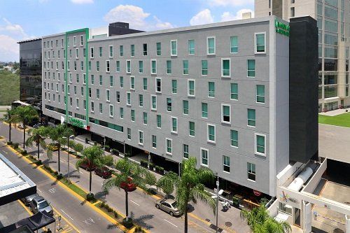 Hotel Wyndham Garden Guadalajara Acueducto.