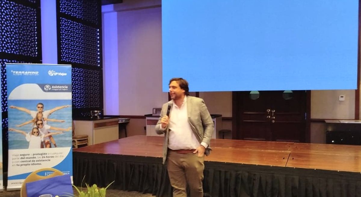 Antonio Márquez, director comercial de C2C, presentándose al trade local.