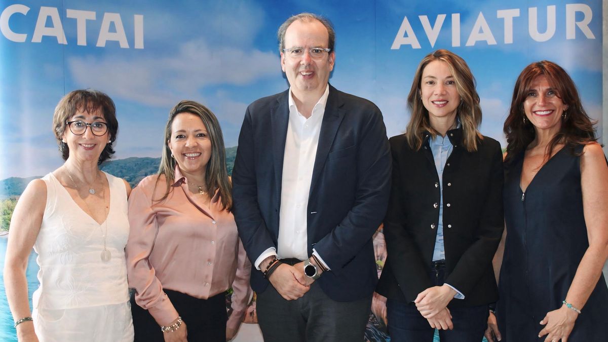 Ascensión Corredor, delgada comercial de CATAI; Elizabeth Rubio, vicepresidente de Operaciones de Aviatur; Raúl Serrano, director general de CATAI; Freda Dueñas, vicepresidente comercial de Aviatur; y Amaya Hernangómez, directora de Producto y Operaciones de CATAI.    