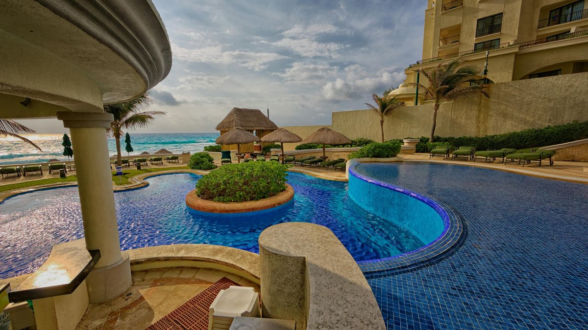 Hoteles del Caribe colombiano, donde playas de aguas turquesas y hoteles frente al mar invitan a desconectarse y vivir unas vacaciones sin preocupaciones.
