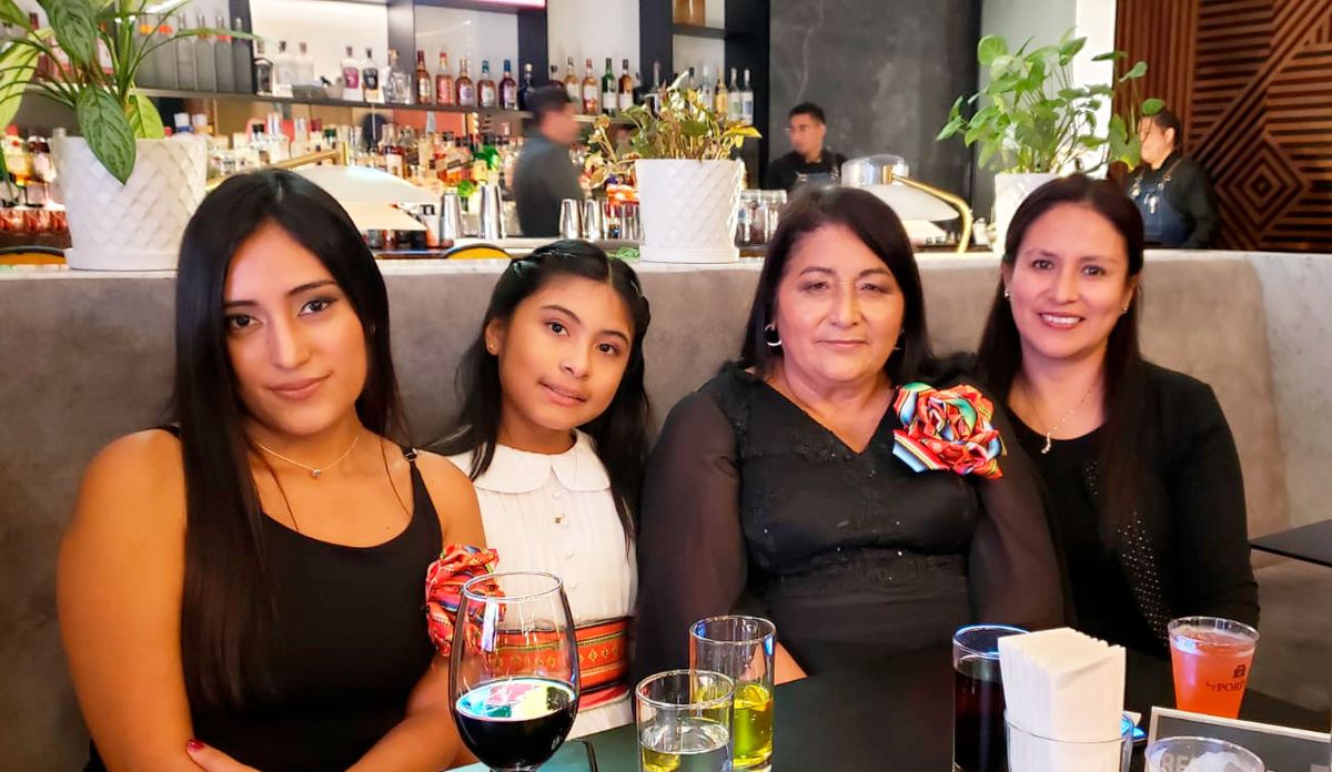 El equipo de Perú Inkásico junto a la primogénita de Victor Saldaña, cofundador del grupo Perú Inkásico.