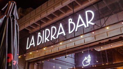 La estrella de lacarta es la hamburguesa, con su medallón de carne, un blend compuesto por unaproporción exacta entre diferentes cortes de carne vacuna.&nbsp;