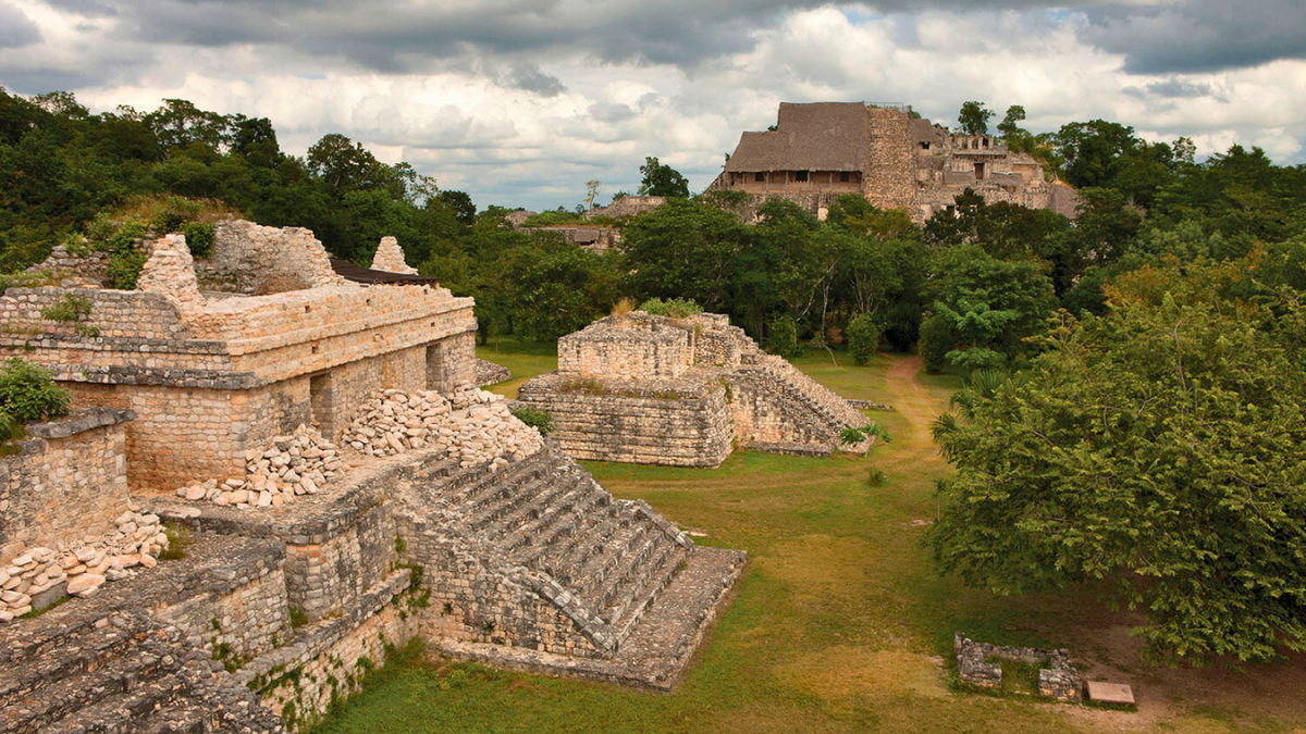 Descubre 3 zonas arqueológicas mayas que aún permiten subir a sus pirámides.
