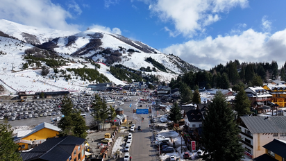 El cerro Catedral podría adelantar el cierre de su temporada de esquí.