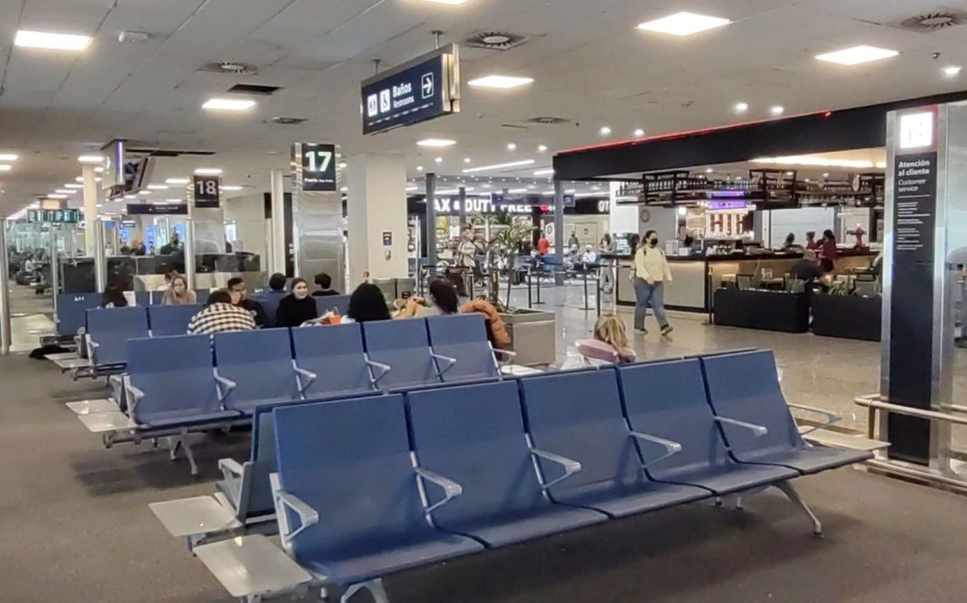 En el Aeroparque Jorge Newbery hay cajeros automáticos distribuidos por la Terminal.