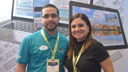 Juan Rosario, ejecutivo de Ventas Internacionales de The United Parks & Resorts en Orlando y Juliana Bordín, gerente de Relaciones Públicas para Latinoamérica de The United Parks & Resorts.