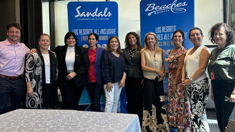 Sandals & Beaches compartió un almuerzo con agentes de viajes.
