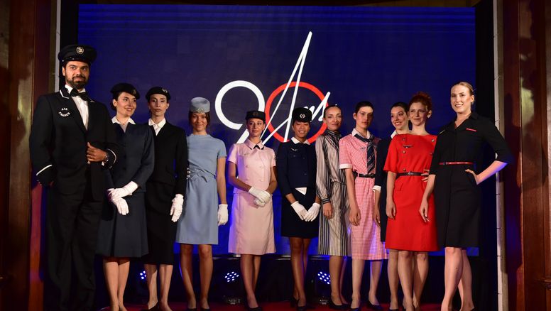 Los uniformes exhibidos por Air France en el marco de su 90° aniversario.