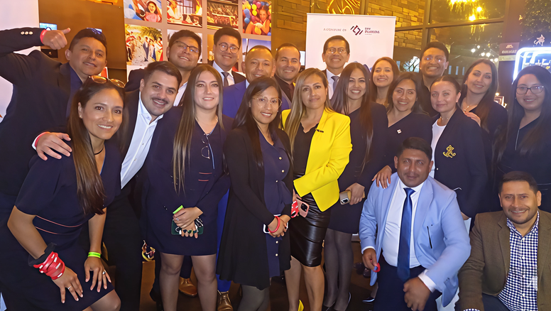 Equipo de MW Turismo junto a un grupo de sus proveedores internacionales.