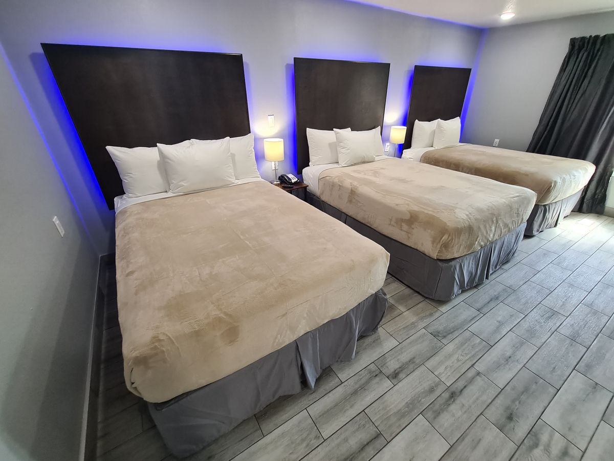 El dormitorio principal de una de las nuevas suites familiares del Celebration Suites