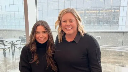 Alena Hicks, directora de Marketing, junto a Alix Skelpsa Ridgway, directora de de Asuntos Públicos de Arizona Office of Tourism.